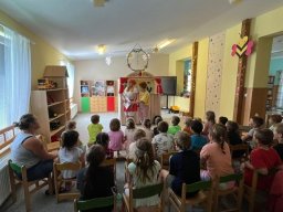 03___divadlo_zvonecek_cerven_2025