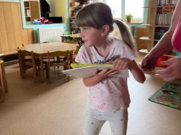 06___rozdavani_darku_predskolakum